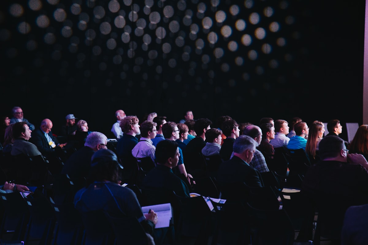 Sviluppatori riuniti in platea a una conferenza di tecnologia