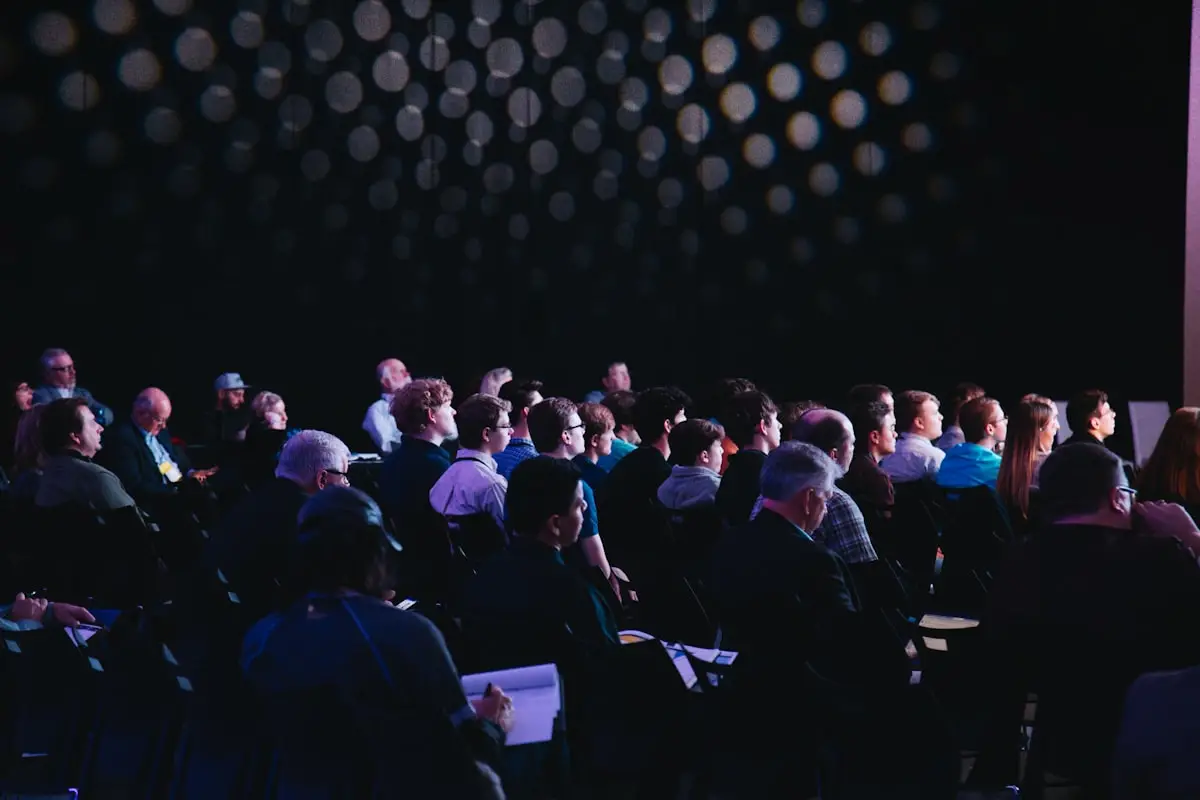Sviluppatori riuniti in platea a una conferenza di tecnologia