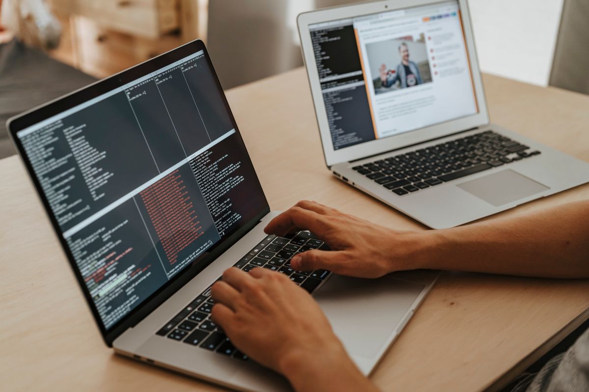 Laptop con codice su una scrivania, agenti AI sempre attivi