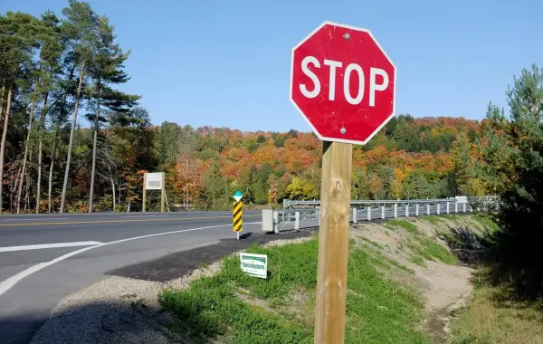 Cartello di stop rosso, simbolo della decisione di OpenAI di fermare il rilascio di GPT-6.1 Astra