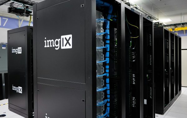 Sala di un data center con file di server, simbolo dell'infrastruttura di archiviazione che regge ChatGPT