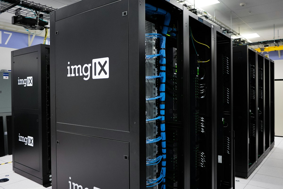 Sala di un data center con file di server, simbolo dell'infrastruttura di archiviazione che regge ChatGPT