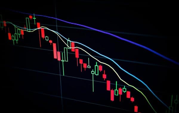 Tabellone di una Borsa valori, immagine simbolica del rinvio della quotazione di OpenAI