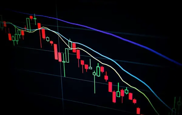 Tabellone di una Borsa valori, immagine simbolica del rinvio della quotazione di OpenAI