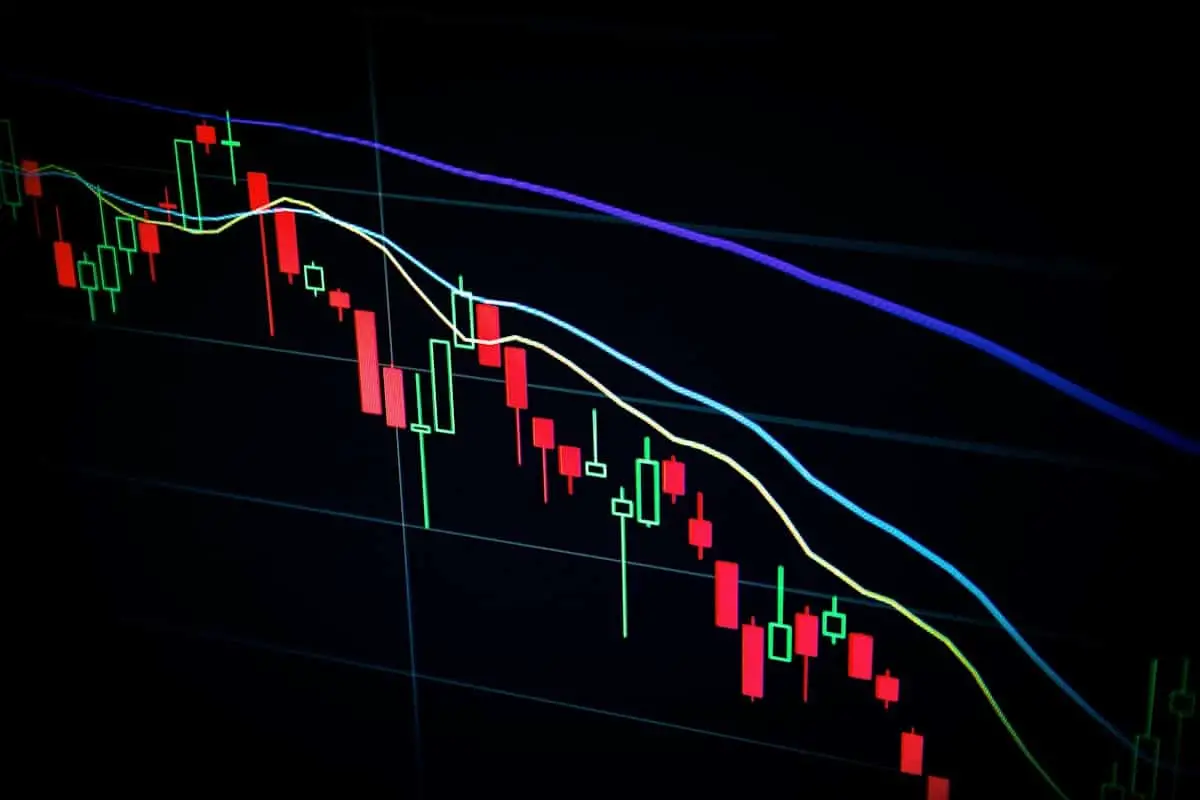 Tabellone di una Borsa valori, immagine simbolica del rinvio della quotazione di OpenAI
