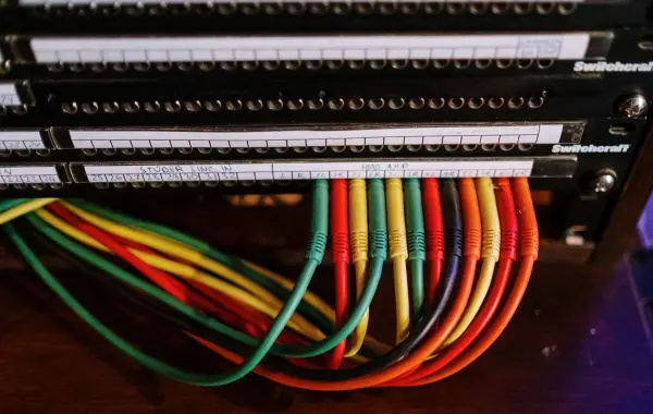 Cavi di rete collegati, simbolo delle connessioni e dei controlli di rete negli ambienti AI