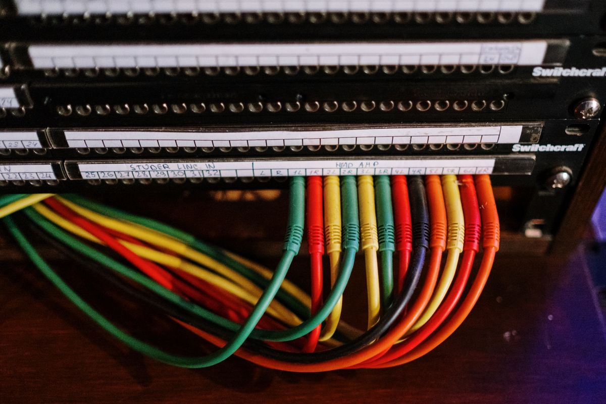 Cavi di rete collegati, simbolo delle connessioni e dei controlli di rete negli ambienti AI