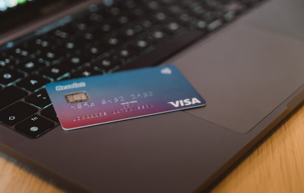 Carta di pagamento appoggiata su una tastiera, a rappresentare i nuovi modelli di prezzo a risultato dell’intelligenza artificiale