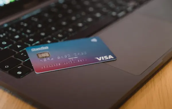 Carta di pagamento appoggiata su una tastiera, a rappresentare i nuovi modelli di prezzo a risultato dell’intelligenza artificiale