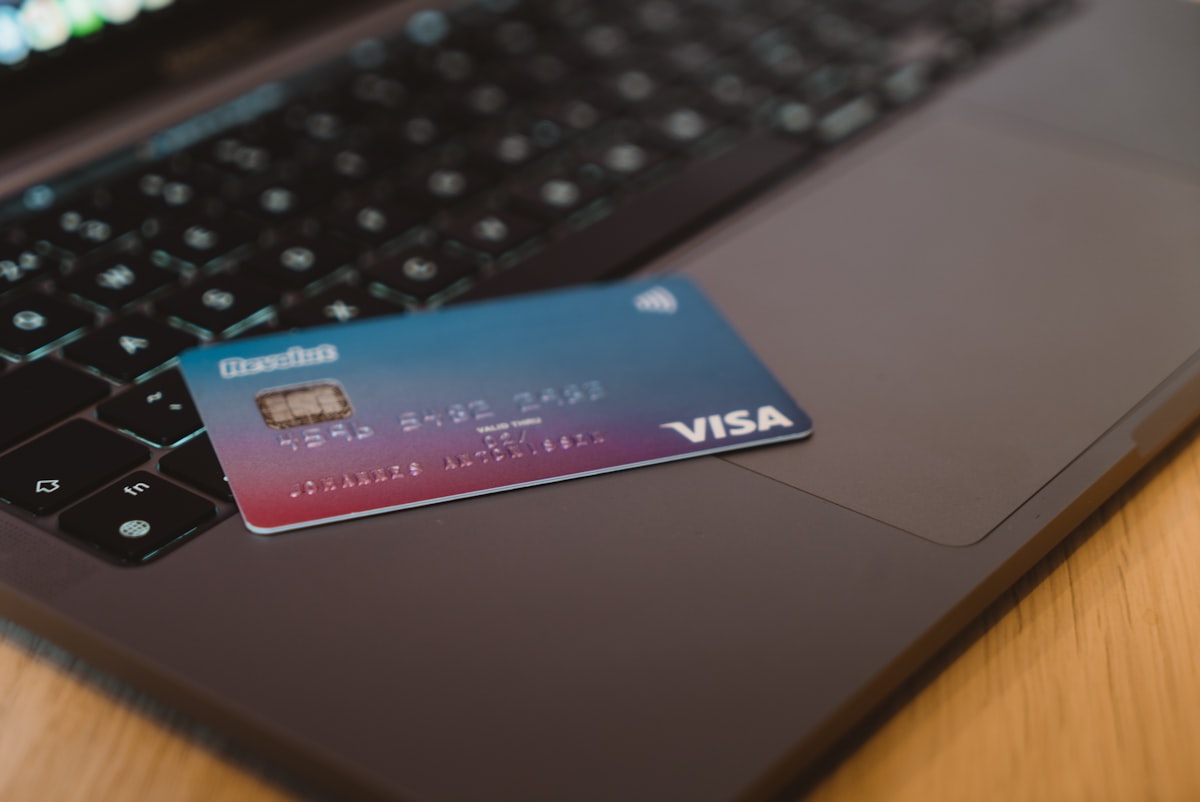 Carta di pagamento appoggiata su una tastiera, a rappresentare i nuovi modelli di prezzo a risultato dell’intelligenza artificiale