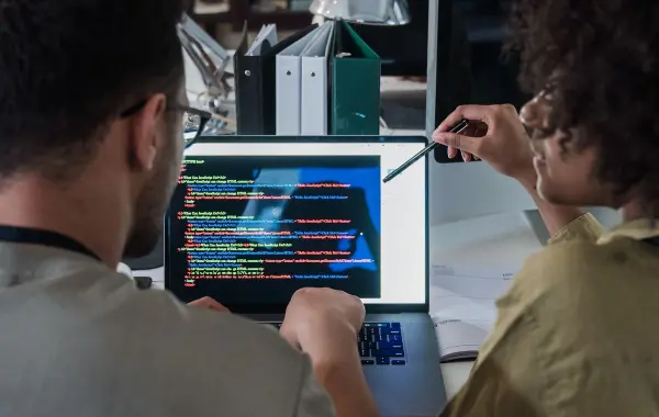 Codice sorgente su schermo che rappresenta lo sviluppo software con i modelli AI di OpenAI