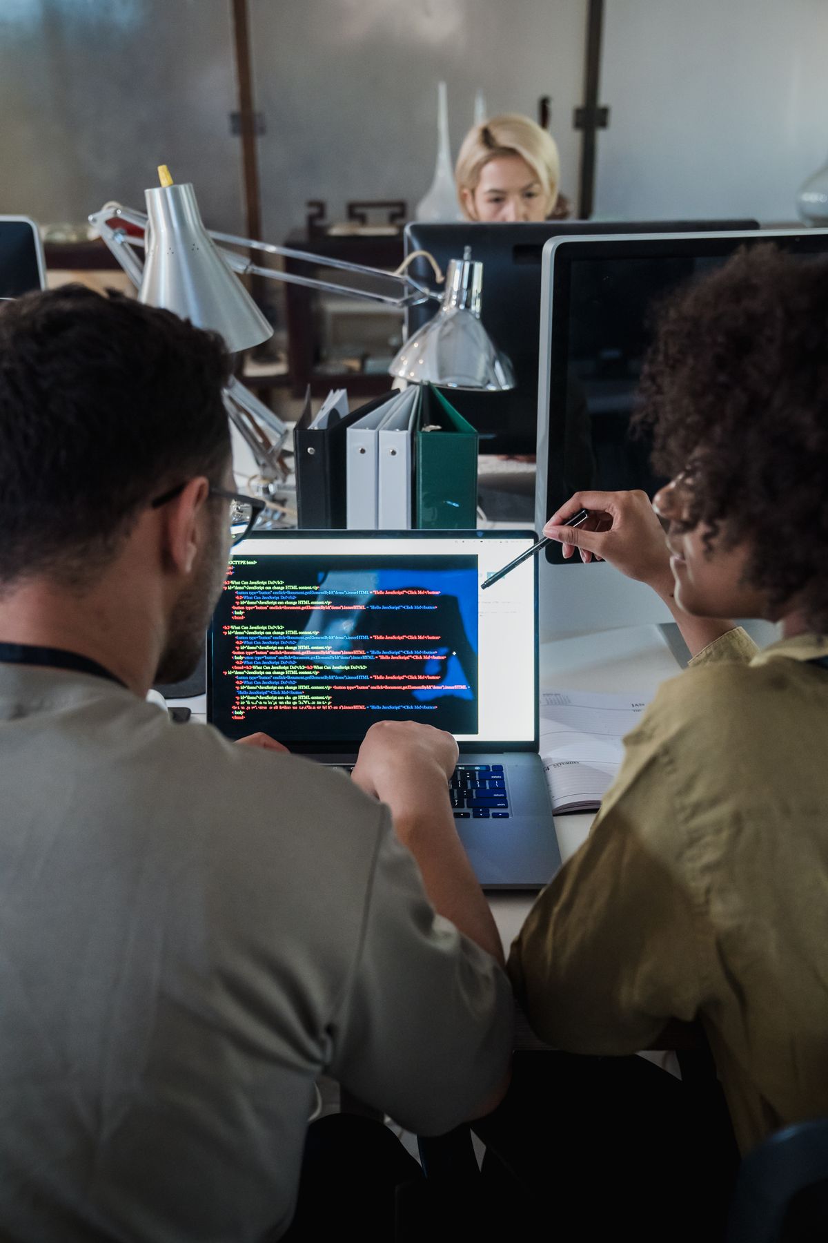 Codice sorgente su schermo che rappresenta lo sviluppo software con i modelli AI di OpenAI