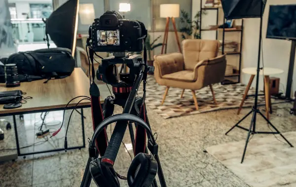 Studio di registrazione per content creator con cuffie appese alla videocamera