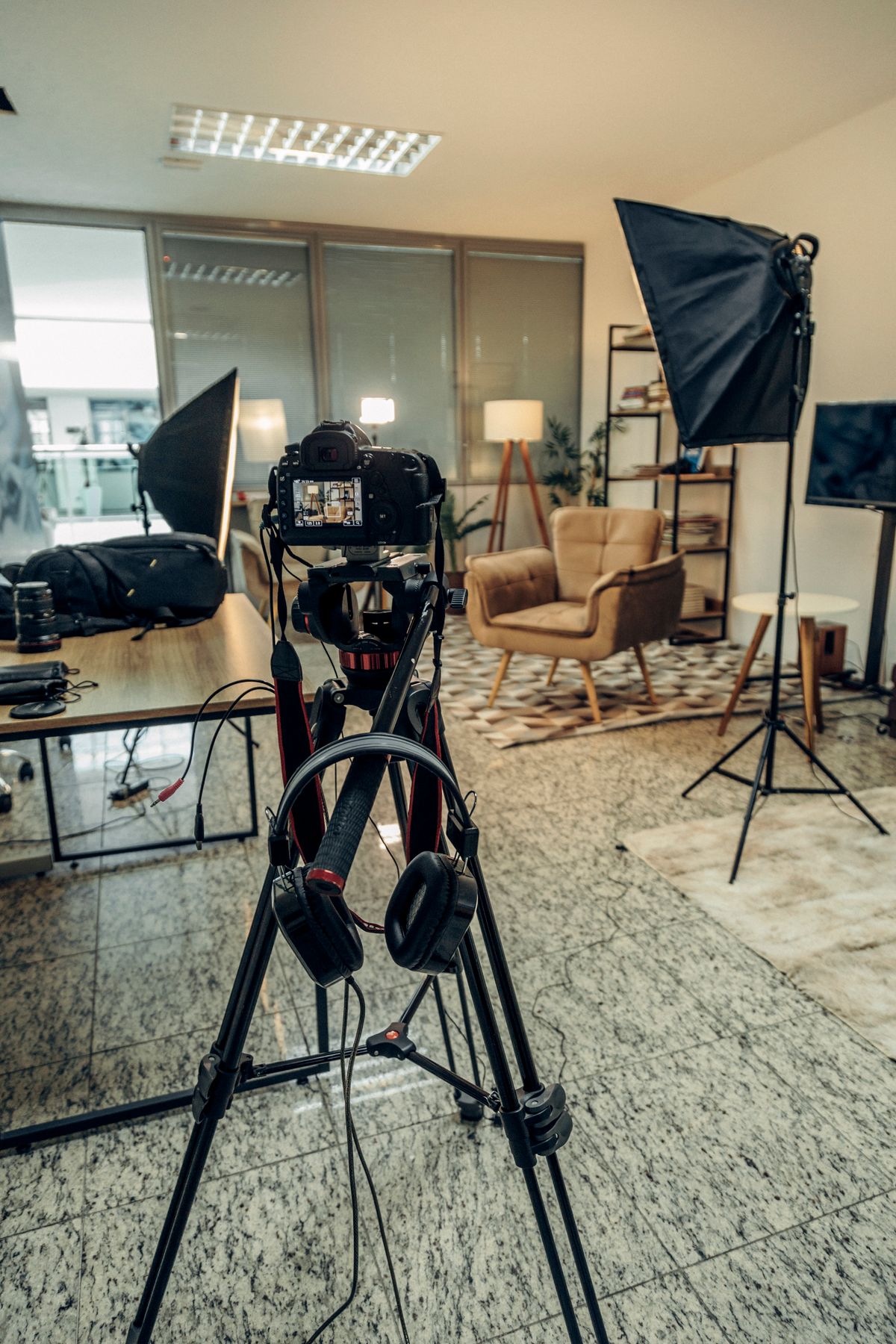 Studio di registrazione per content creator con cuffie appese alla videocamera