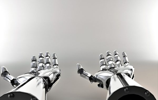 Robot umanoide in primo piano, simbolo del rapporto tra intelligenza artificiale e dignità umana