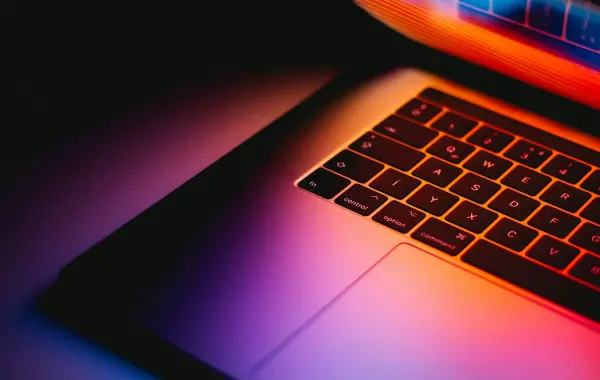 Un MacBook su una scrivania, immagine simbolica della privacy dei dati e dell'elaborazione locale dell'AI