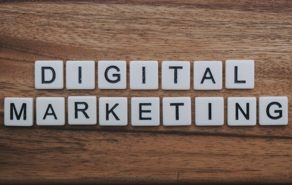 Concetto di marketing digitale, tema della visibilità dei brand nelle risposte generate dall'intelligenza artificiale