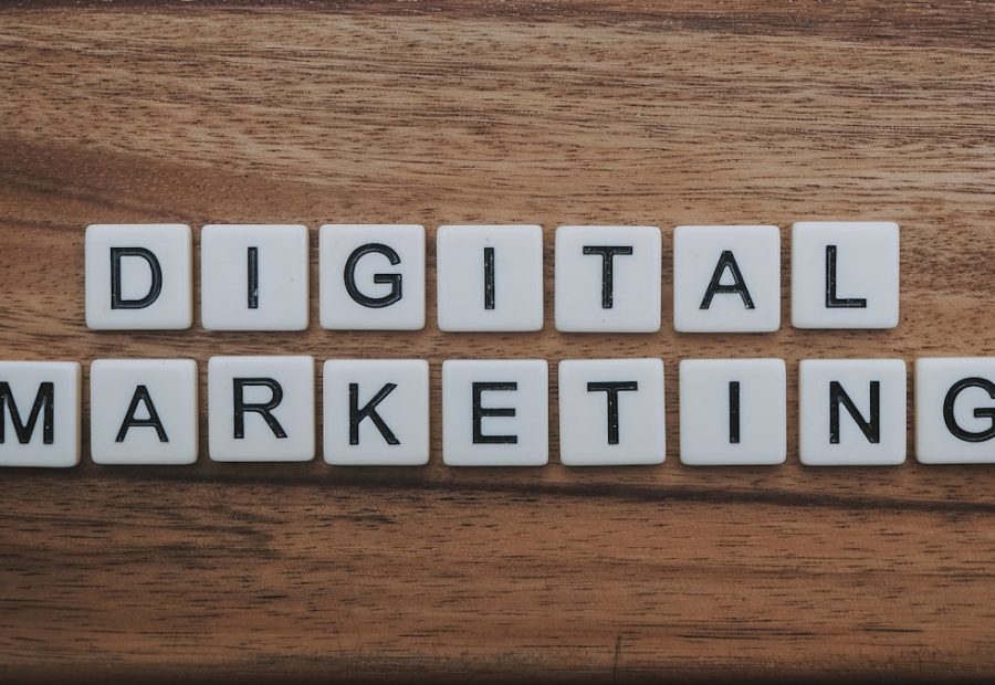 Concetto di marketing digitale, tema della visibilità dei brand nelle risposte generate dall'intelligenza artificiale