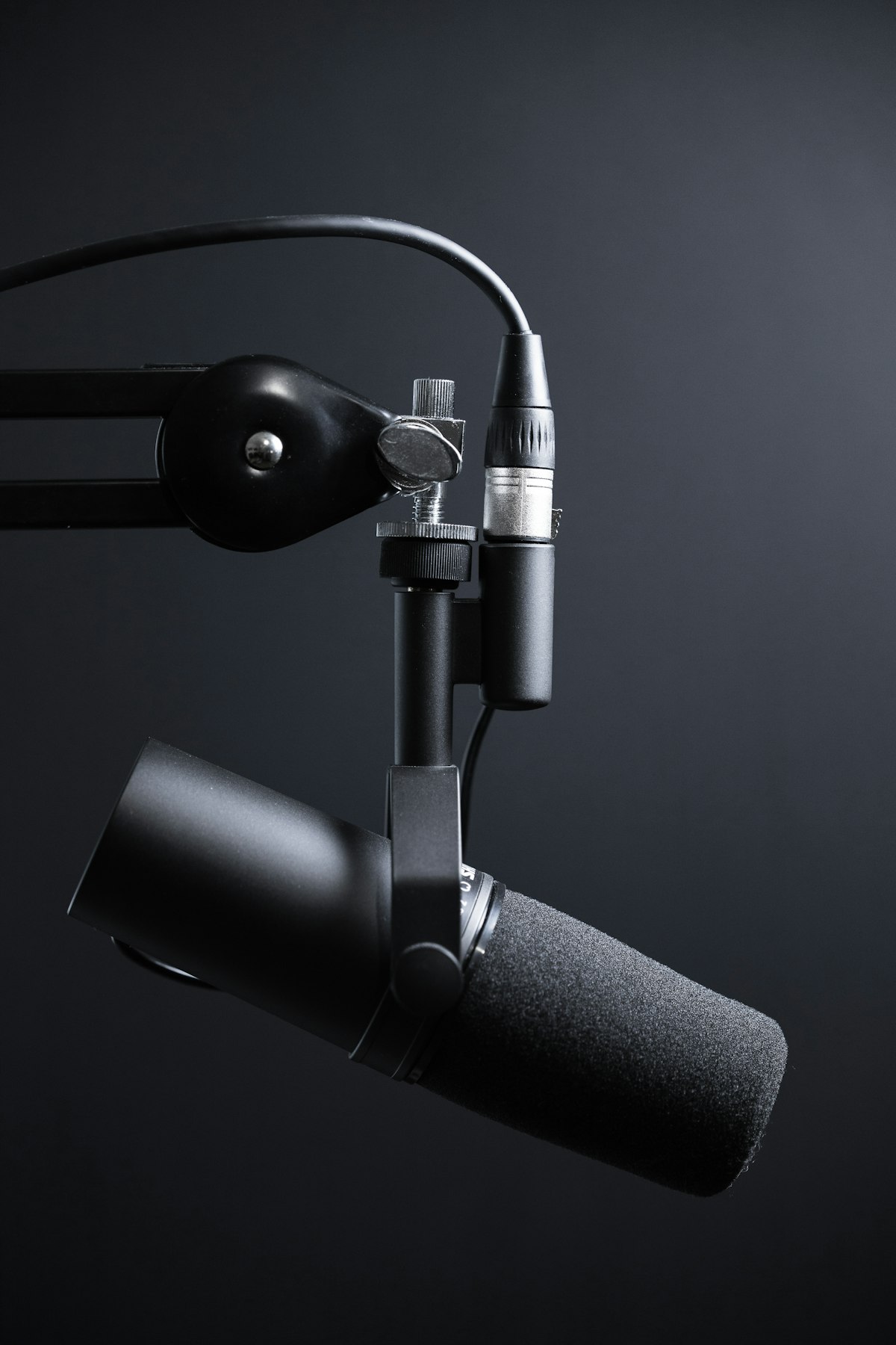 Microfono da studio nero e argento su asta, simbolo dei modelli vocali AI Qwen-Audio-3.1
