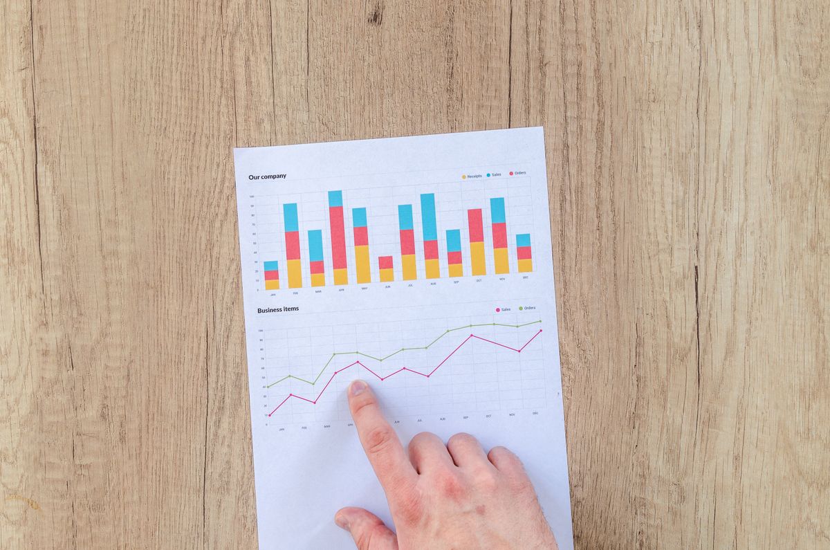 Grafici e dati su carta che rappresentano l analisi e la previsione con la regressione