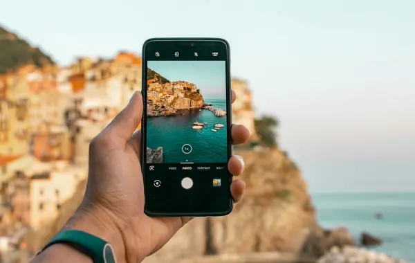 Persona che inquadra un paesaggio con la fotocamera dello smartphone, esempio di ricerca multimodale