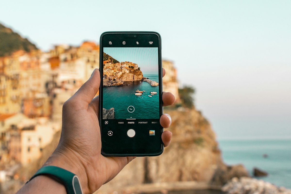 Persona che inquadra un paesaggio con la fotocamera dello smartphone, esempio di ricerca multimodale