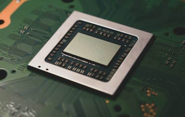 Chip di processore su un circuito stampato, simbolo dei modelli linguistici di piccole dimensioni SLM