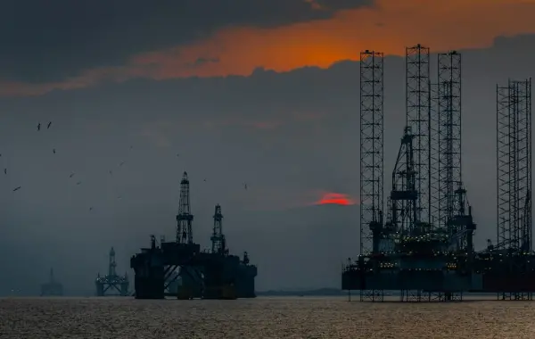 Piattaforme petrolifere offshore nell oceano al tramonto