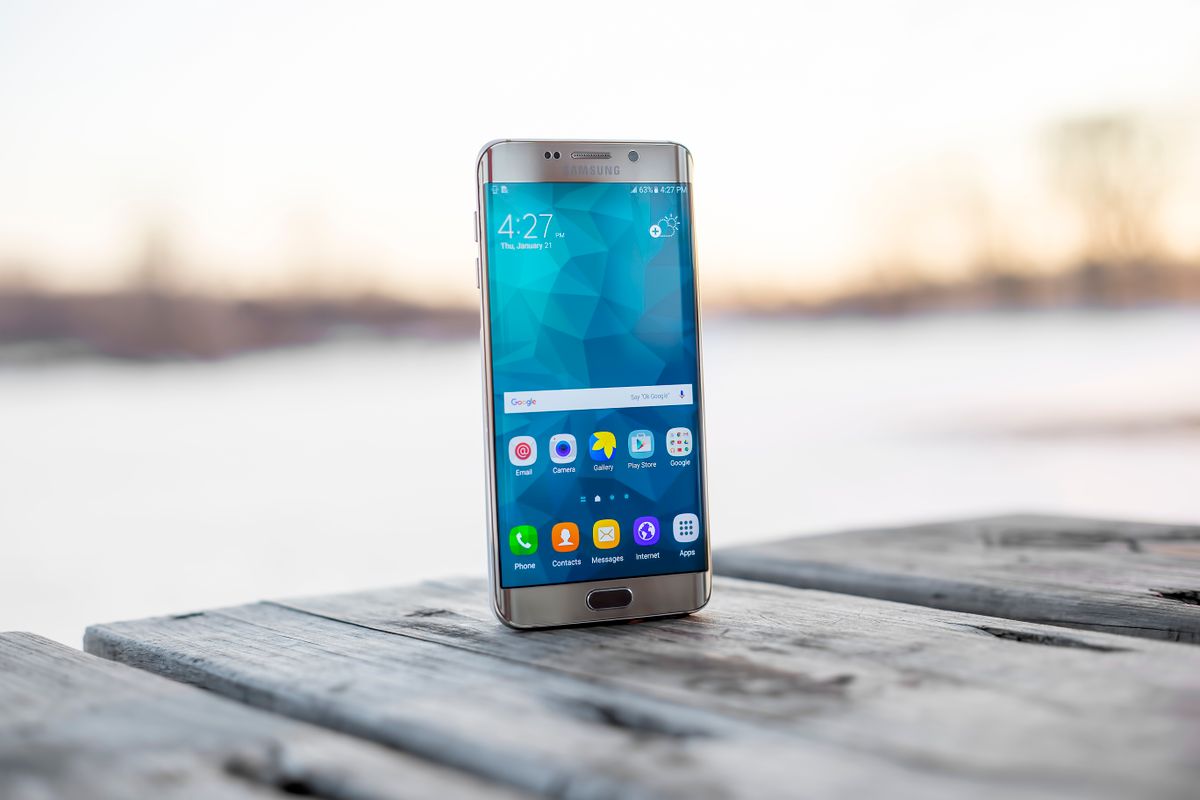 Smartphone appoggiato su un tavolo di legno, simbolo delle truffe telefoniche con voce clonata dall'intelligenza artificiale