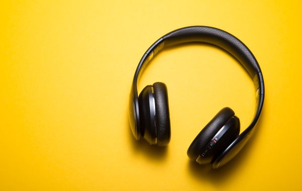 Cuffie da studio, immagine simbolica dell'accordo tra Universal Music ed ElevenLabs sulla musica AI