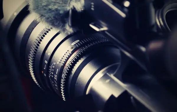 Primo piano macro di un obiettivo fotografico, simbolo della super risoluzione delle immagini con l'AI