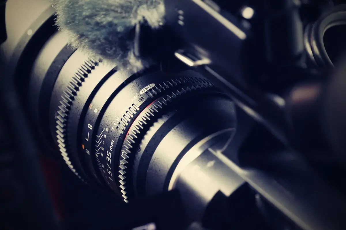 Primo piano macro di un obiettivo fotografico, simbolo della super risoluzione delle immagini con l'AI