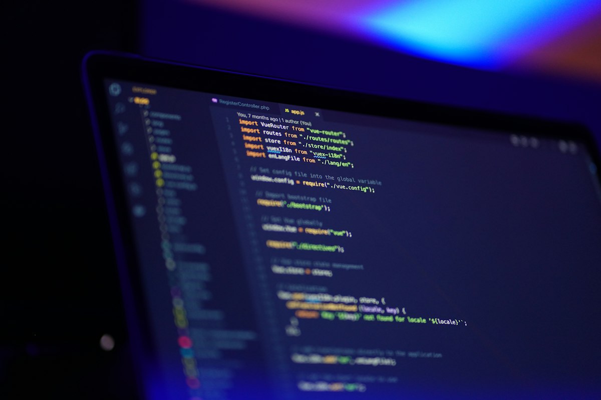 Schermo di un laptop con codice colorato in un editor, simbolo della programmazione assistita dall'intelligenza artificiale