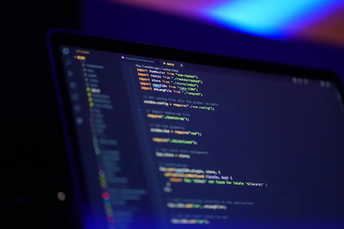Schermo di un laptop con codice colorato in un editor, simbolo della programmazione assistita dall'intelligenza artificiale