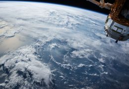 Satellite in orbita sopra la Terra, simbolo delle previsioni meteo AI di WeatherNext 3