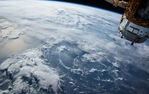 Satellite in orbita sopra la Terra, simbolo delle previsioni meteo AI di WeatherNext 3