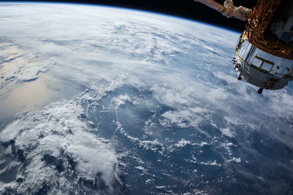 Satellite in orbita sopra la Terra, simbolo delle previsioni meteo AI di WeatherNext 3