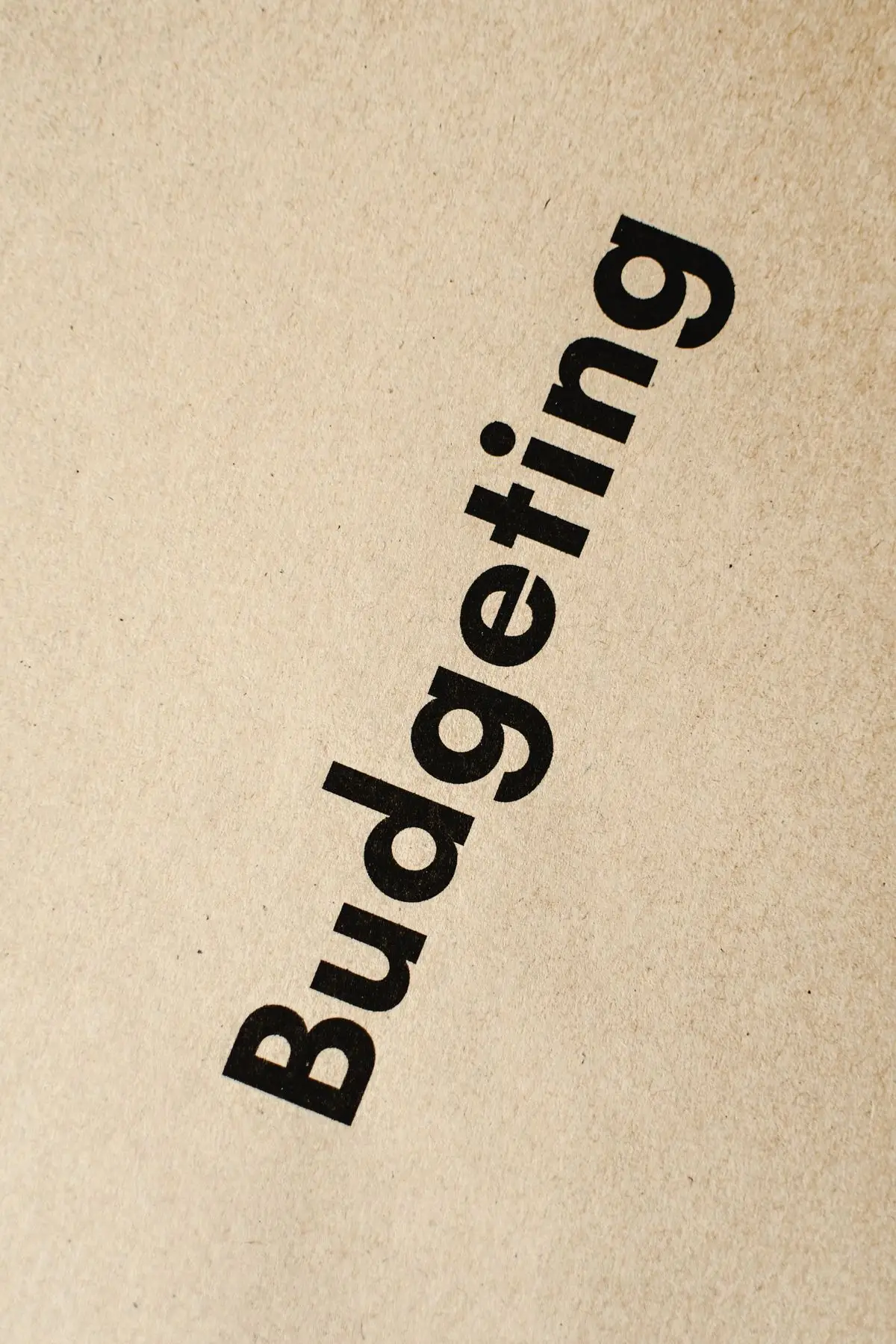 Calcolatrice e documenti su una scrivania per il controllo del budget