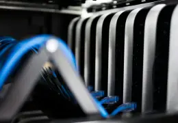 Corridoio di un data center con rack di server illuminati