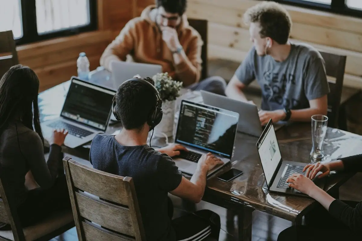 Persone che collaborano al computer su un progetto open source