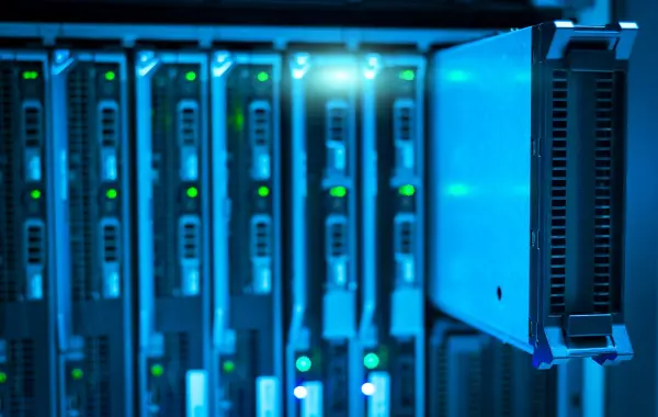 Server room con cavi e luci, simbolo della sicurezza cloud degli agenti AI
