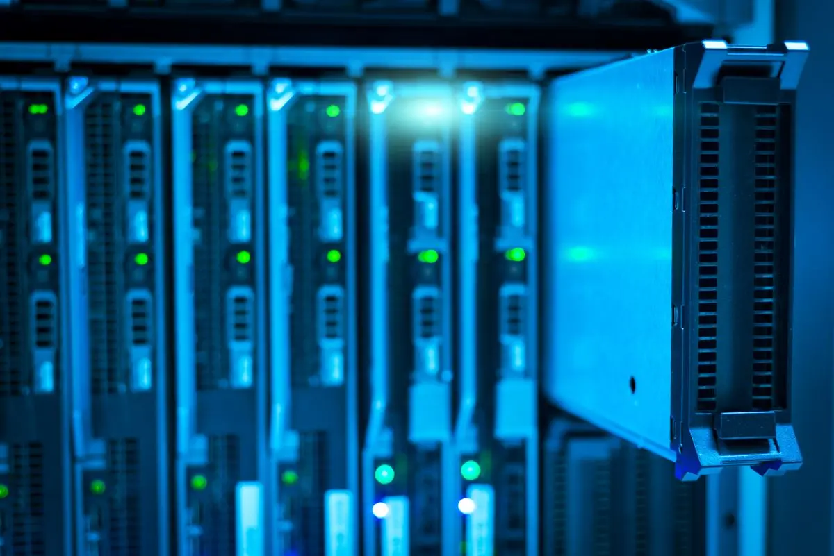 Server room con cavi e luci, simbolo della sicurezza cloud degli agenti AI