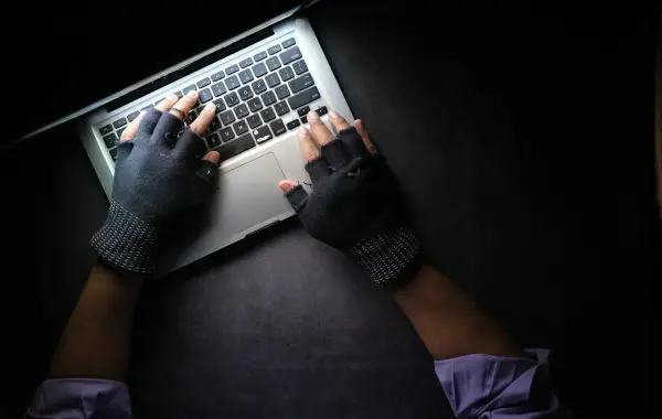 Codice informatico su schermo scuro che rappresenta un attacco informatico