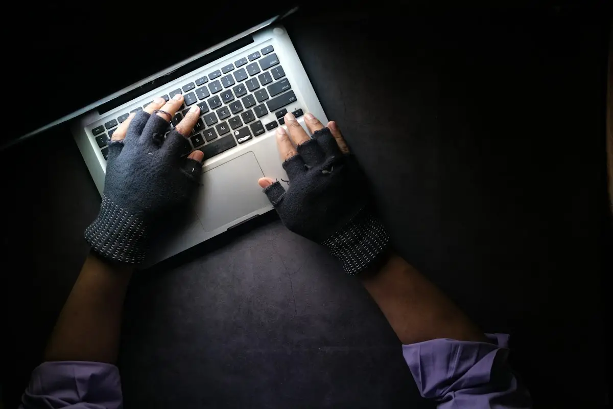 Codice informatico su schermo scuro che rappresenta un attacco informatico