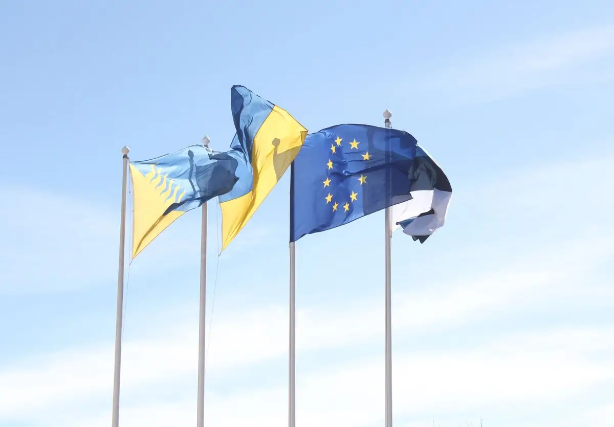 Bandiere dell'Unione europea davanti a un edificio istituzionale