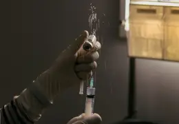 Laboratorio medico con attrezzature scientifiche per la ricerca biologica
