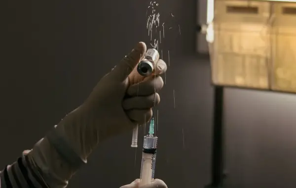 Laboratorio medico con attrezzature scientifiche per la ricerca biologica