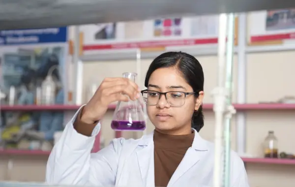 Ricercatore in laboratorio al lavoro su campioni, ricerca farmaceutica