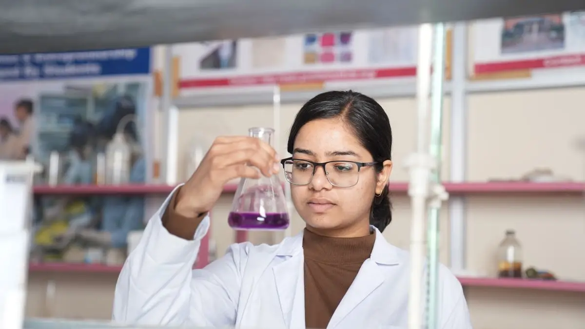 Ricercatore in laboratorio al lavoro su campioni, ricerca farmaceutica