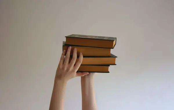 Quaderno, libro aperto e penna su una scrivania per lo studio